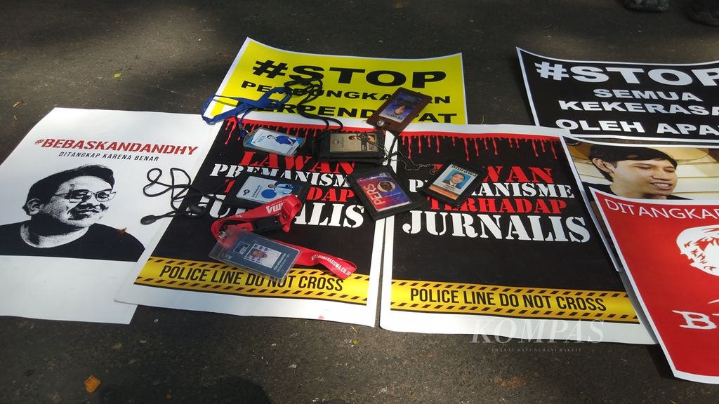 Aksi keprihatinan para jurnalis di Malang yang menolak kekerasan oleh aparat terhadap jurnalis yang tengah bertugas, Jumat (27/9/2019), di Malang, Jawa Timur.