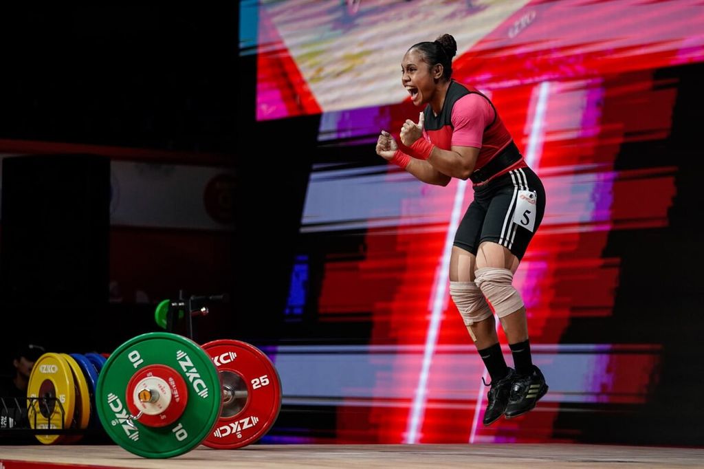 Lifter Indonesia, Natasya Beteyob, meluapkan kegembiraan setelah berhasil mengangkat beban 96 kg pada angkatan <i>snatch</i> saat turun di kelas 59 kilogram putri Grup A dalam Kejuaraan Angkat Besi Asia 2024 yang digelar di Tashkent, Uzbekistan, Senin (5/2/2024).