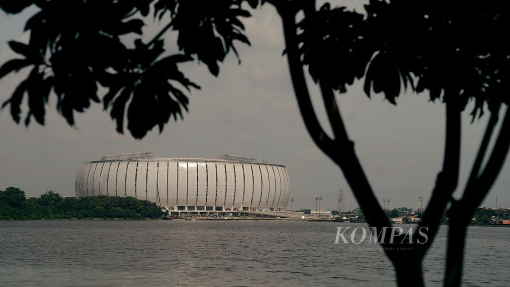 Proyek Jakarta International Stadium (JIS) di Jakarta Utara, Selasa (22/3/2022). JIS dibangun di lahan seluas 26 hektar dengan anggaran Rp 4,5 triliun. Dibangun sesuai standar FIFA, JIS memiliki kapasitas 82.000 penonton. 