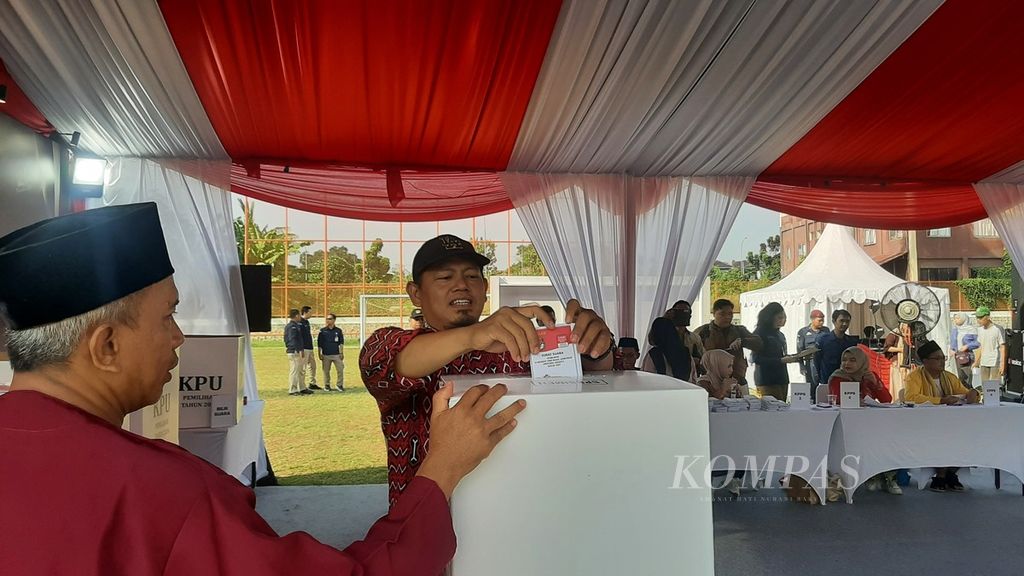 Adegan saat warga memasukkan kertas suara dalam simulasi pemungutan dan penghitungan suara pilkada serentak 2024 digelar di Lapangan Sepak Bola Kukusan, Depok, Jawa Barat, Sabtu (7/9/2024).