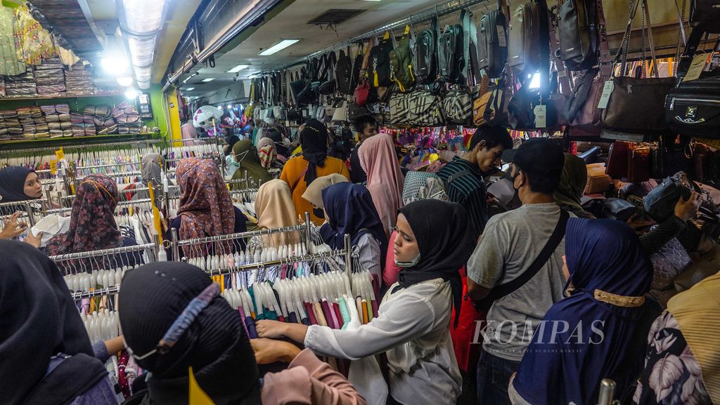 Suasana salah satu sudut lorong Pasar Anyar, Kota Bogor, Jawa Barat, yang mulai ramai pengunjung untuk berbelanja pakaian Lebaran, Minggu (10/4/2022). 