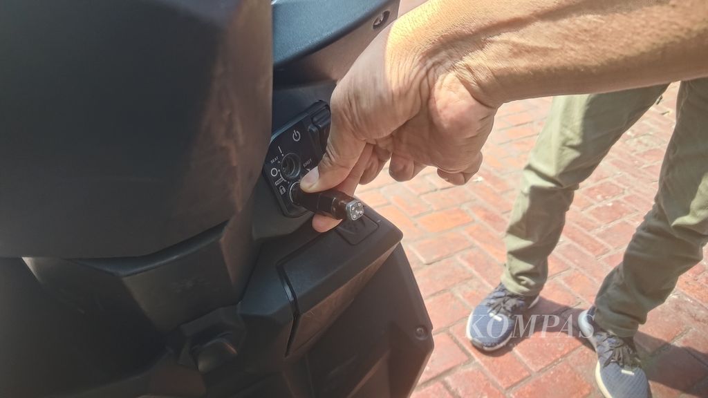  Kompas membuka lubang penutup magnet pada kunci sepeda motor di Jakarta, Selasa (8/8/2023). Cara ini kerap digunakan dalam kasus pencurian sepeda motor.