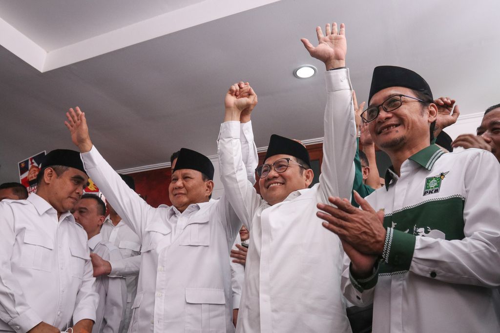 Ketua Umum Partai Gerindra Prabowo Subianto (kedua dari kiri) dan Ketua Umum PKB Muhaimin Iskandar (kedua dari kanan) menunjukkan kekompakan di Sekretariat Bersama Gerindra-PKB, Jakarta, Senin (23/1/2023). 