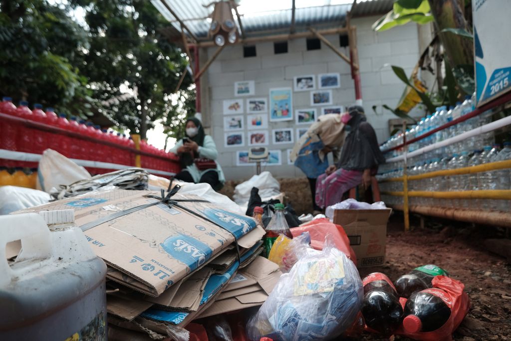 Tumpukan sampah yang siap dijual di Bank Sampah Tri Alam Lestari, Pesanggrahan, Jakarta, Kamis (6/10/2022). 