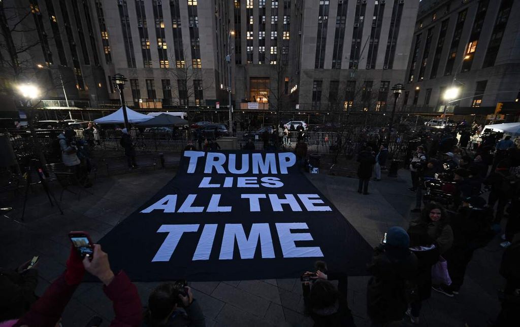 Spanduk "Trump Lies All The Time" di depan gedung di Kota New York, AS, 30 Maret 2023. 