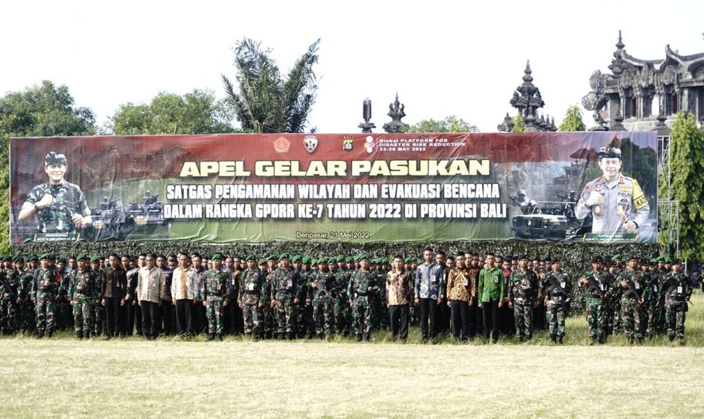 Dokumentasi Penerangan Kodam IX/Udayana menampilkan suasana pelaksanaan apel gelar pasukan satuan tugas pengamanan wilayah dan evakuasi bencana GPDRR 2022 di Lapangan Puputan Margarana Niti Mandala Renon, Denpasar, Sabtu (21/5/2022). 