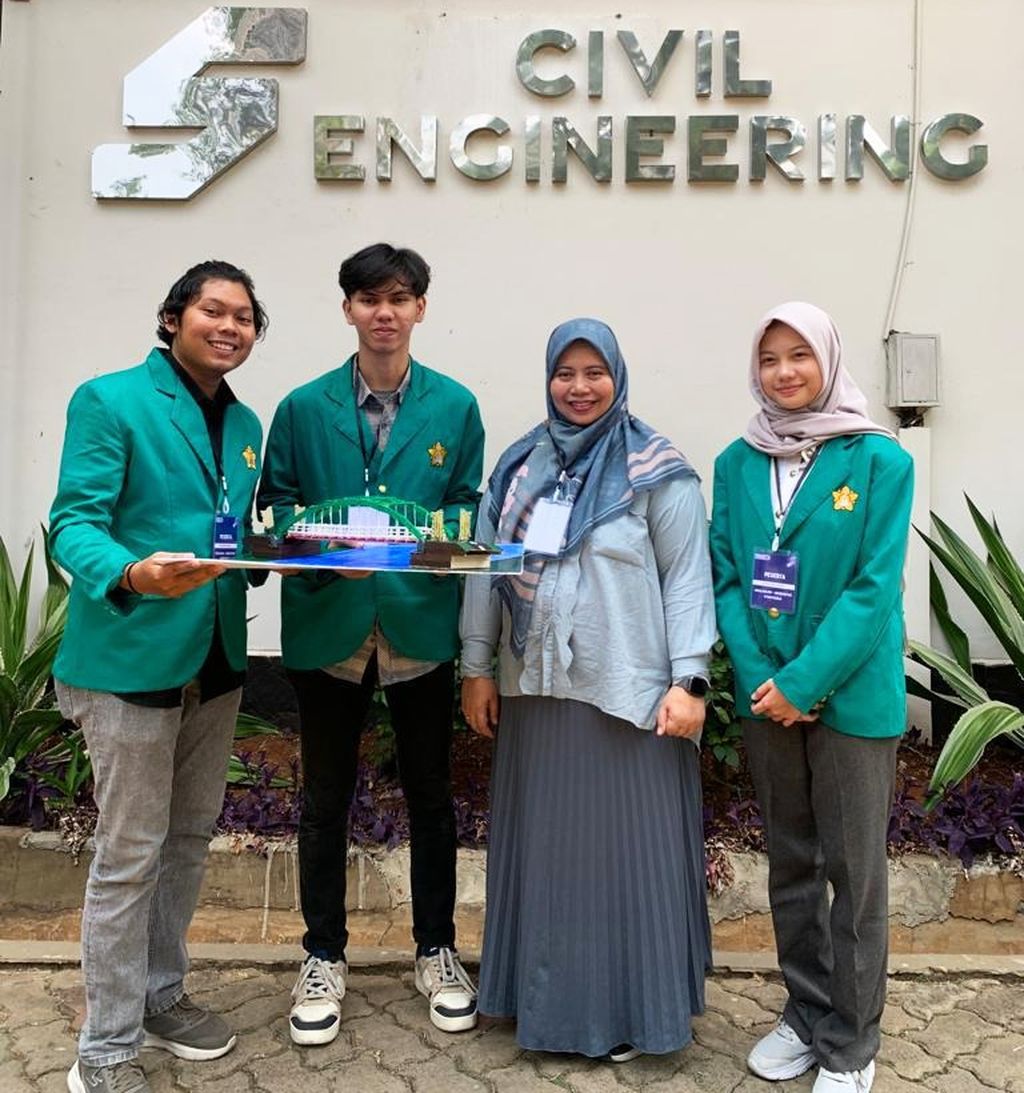 Mahasiswa Univeritas Syiah Kuala saat mengikuti National Paper Competition, bagian dari Civil Engineering Festival (CivFest) 2023, di Jakarta, Agustus 2023. Mereka berhasil menjadi pemenang II.