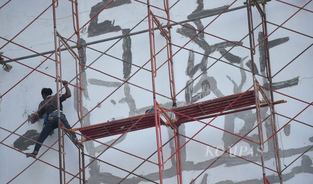 Petugas menambal bagian dinding yang retak di Stadion Gelora Bung Tomo, Surabaya, Jumat (8/11/2019). Pemerintah Kota Surabaya menganggarkan dana  hampir Rp 600 miliar untuk pembenahan Stadion Gelora Bung Tomo. 