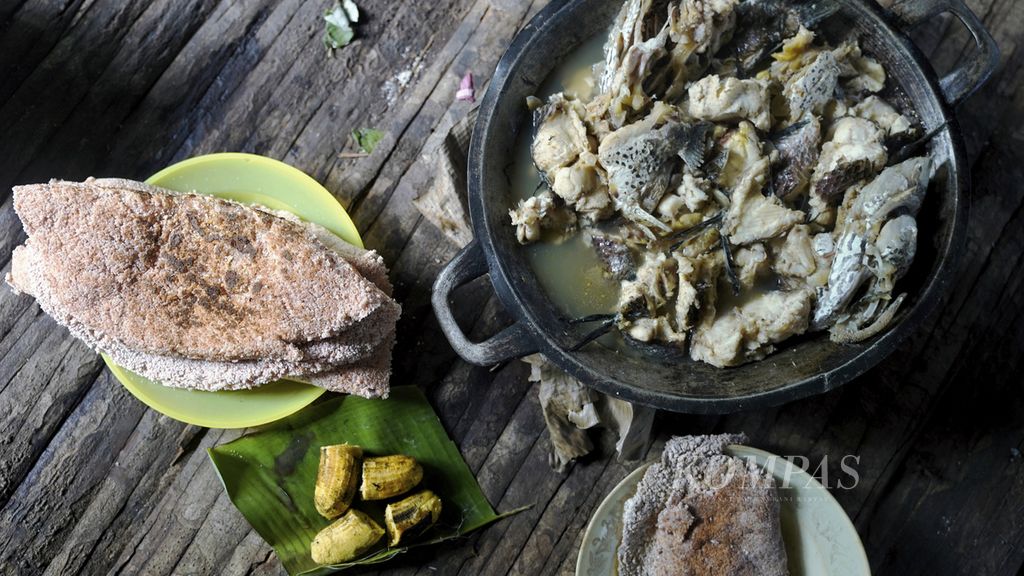 Sagu dengan lauk ikan sungai yang disiapkan untuk makan pagi di Dusun Dayo, Distrik Yanimura, Kabupaten Boven Digoel, Papua, Kamis (5/3/2020). Suku Korowai sejatinya turun-temurun mewariskan kebudayaan hidup sehat. Mereka memakan sagu harus dicampur dengan sayuran dan ulat sagu sehingga asupan karbohidrat, lemak, dan protein tercukupi.