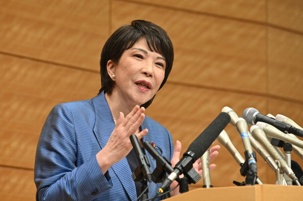 Mantan Menteri Komunikasi dan Menteri Dalam Negeri Jepang Sanae Takaichi berbicara kepada media, Rabu (8/9), tentang rencananya maju sebagai calon pemimpin Partai Demokratik Liberal, partai berkuasa di Jepang. 
