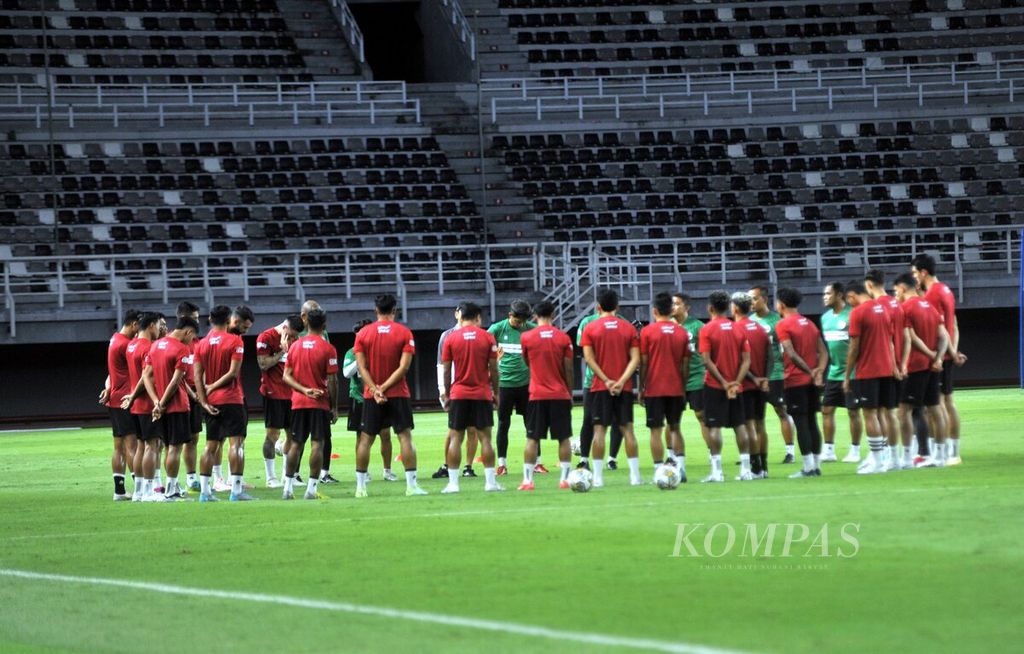 Tim nasional sepak bola Indonesia berlatih jelang melawan tim nasional sepak bola Palestina pada Fifa Match Day di Stadion Gelora Bung Tomo, Surabaya, Selasa (13/6/2023). 