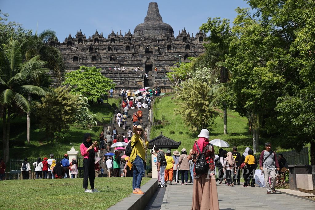 Wisatawan mengunjungi Candi Borobudur, Magelang, Jawa Tengah, Rabu (27/12/2023). Candi Borobudur masih menjadi destinasi wisata favorit di kawasan Jawa Tengah.