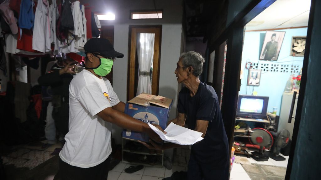 Warga RT02 RW13 Kelurahan Pegangsaan Dua Kecamatan Kelapa Gading, Jakarta Utara menerima pendistribusian bantuan sosial dari Pemprov DKI, Sabtu (11/4/2020). 