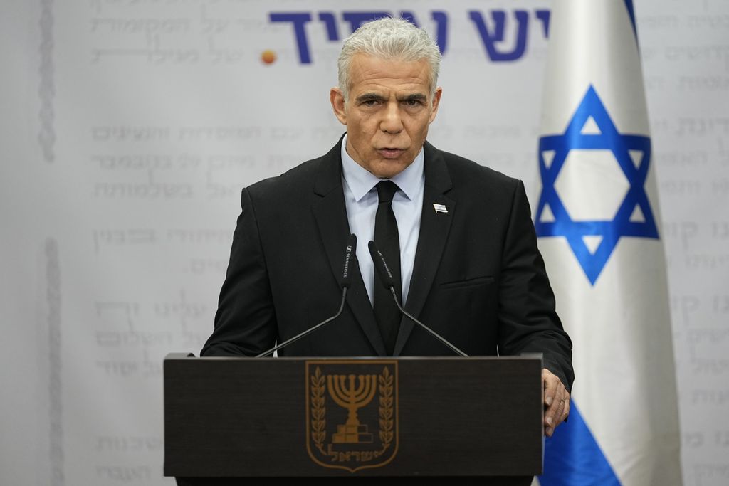 Yair Lapid, pemimpin Partai Yesh Atid, oposisi Pemerintah Israel, berbicara kepada media saat berada di Knesset, 27 Maret 2023. Lapid, Rabu (15/11/2023), mengeluarkan pernyataan mendesak Perdana Menteri Israel untuk mundur dari jabatannya.
