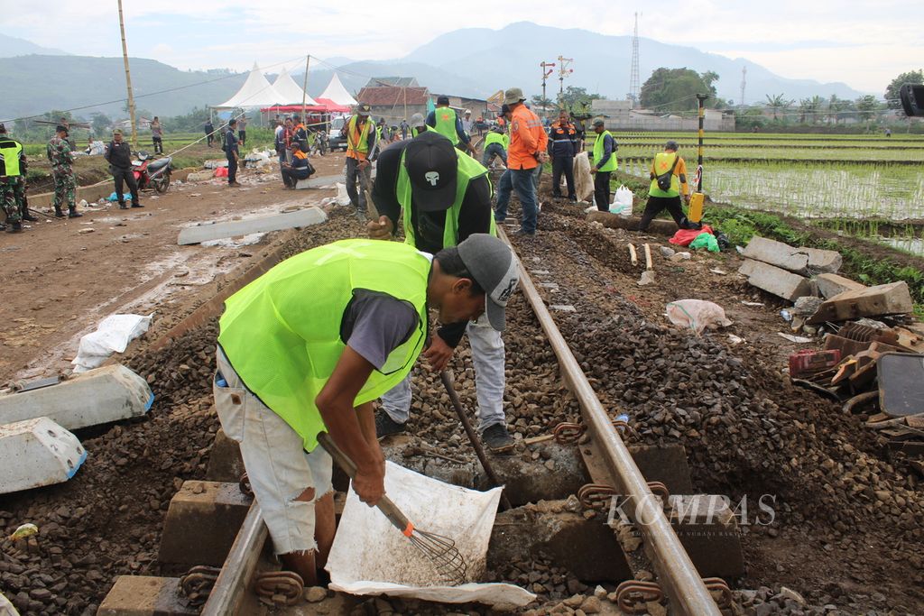 Sejumlah pekerja memperbaiki bantalan beton di rel kereta di titik kecelakaan kereta api antara KA Turangga dan KA Commuterline Bandung Raya di Kecamatan Cicalengka, Kabupaten Bandung, Jawa Barat, Sabtu (6/1/2024). Sehari sebelumnya, kedua rangkaian tersebut bertabrakan dan menyebabkan empat petugas meninggal.
