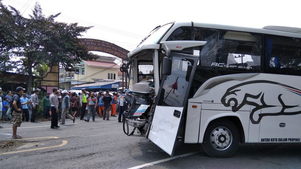Bangkai bus PO Tentrem yang terlibat kecelakaan di jalan raya Malang-Surabaya, Desa Ardimulyo, Kecamatan Singosari, Kabupaten Malang, Jawa Timur, Sabtu (5/9/2020), tengah dievakuasi.