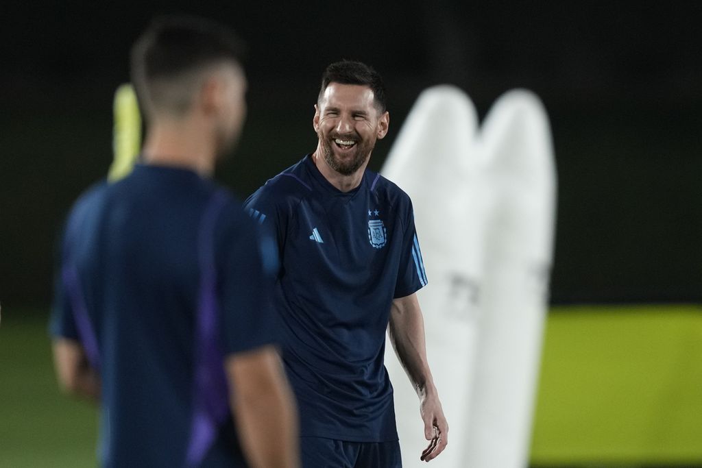 Bintang Argentina Lionel Messi bergurau dengan rekan setimnya pada sesi latihan di Doha, Qatar, Selasa (29/11/2022). Argentina akan menghadapi Polandia pada laga terakhir Grup C Piala Dunia Qatar 2022 di Stadion 974, Doha, Kamis (1/12/2022) dini hari.
