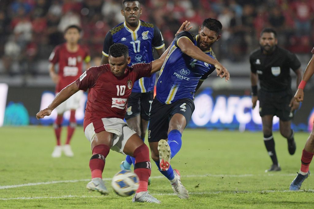 Pemain Bali United, Eber Bessa (kiri), berebut bola dengan pemain Visakha FC, Mohammed Faeez Khan, dalam pertandingan sepak bola Grup G Piala AFC 2022 di Stadion I Wayan Dipta, Gianyar, Bali, Senin (27/6/2022). Bali United kalah dari Visakha dengan skor 2-5. 