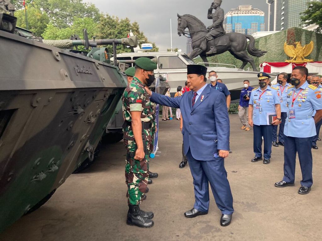 Defense Minister Prabowo Subianto inspects various defense equipment in the courtyard of the Ministry of Defense office, Jakarta, Thursday (20/1/2022).