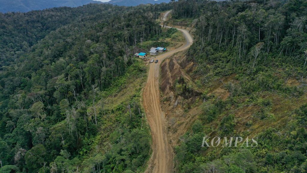 Akses jalan menuju Pegunungan Arfak, Papua Barat, Selasa (13/4/2021). Selain berkelok-kelok menembus hutan dan pegunungan, sebagian besar akses jalan tersebut masih berupa jalan tanah.