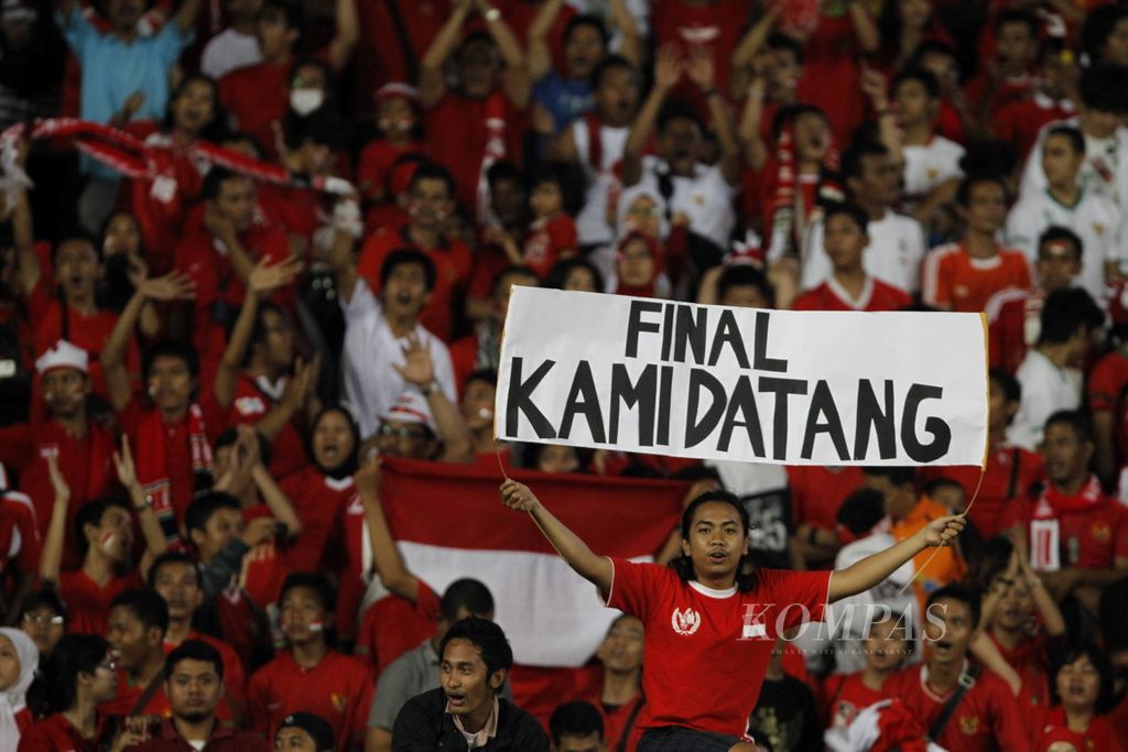 Pendukung tim nasional Indonesia merayakan kemenangan setelah tim nasional mereka mengalahkan Filipina 1-0 pada pertandingan semifinal Piala Suzuki AFF 2010 di Stadion Utama Gelora Bung Karno, Jakarta, Minggu (19/12/2010). Dengan kemenangan itu, Indonesia akan berhadapan dengan tim nasional Malaysia pada pertarungan final tanggal 26 dan 29 Desember 2010.