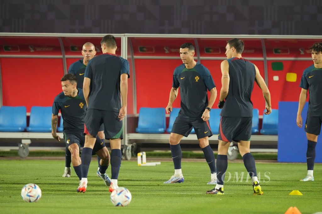 Kapten tim Portugal, Cristiano Ronaldo (ketiga dari kanan), den rekan-rekannya berlatih di Shahaniya Sports Club, Qatar, 23 November 2022. 