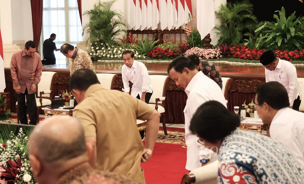 Presiden Joko Widodo memimpin sidang kabinet paripurna di Istana Negara, Jakarta, Senin (26/2/2024). Sidang kabinet perdana pasca-Pemilu 2024 itu diikuti hampir semua anggota Kabinet Indonesia Maju. 