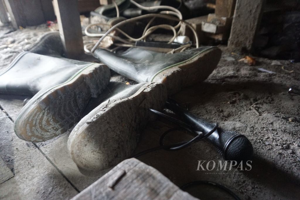 Sepatu bot dan mik di dalam lapak atau bangunan semipermanen tempat penambangan emas ilegal di Desa Pancurendang, Ajibarang, Banyumas, Jawa Tengah, Rabu (26/7/2023). 