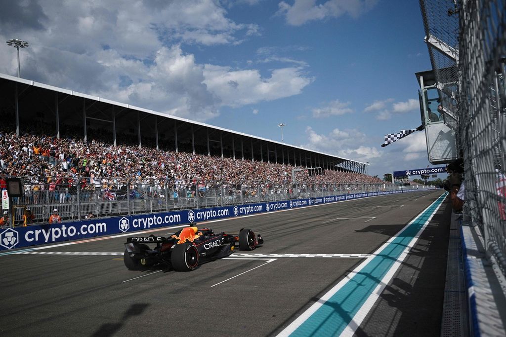 Bendera finis dikibaskan saat pebalap Red Bull Max Verstappen mencapai finis saat Grand Prix Formula 1 seri Miami di Sirkuit Internasional Miami, Miami Gardens, Florida, AS, Minggu (8/5/2022). 