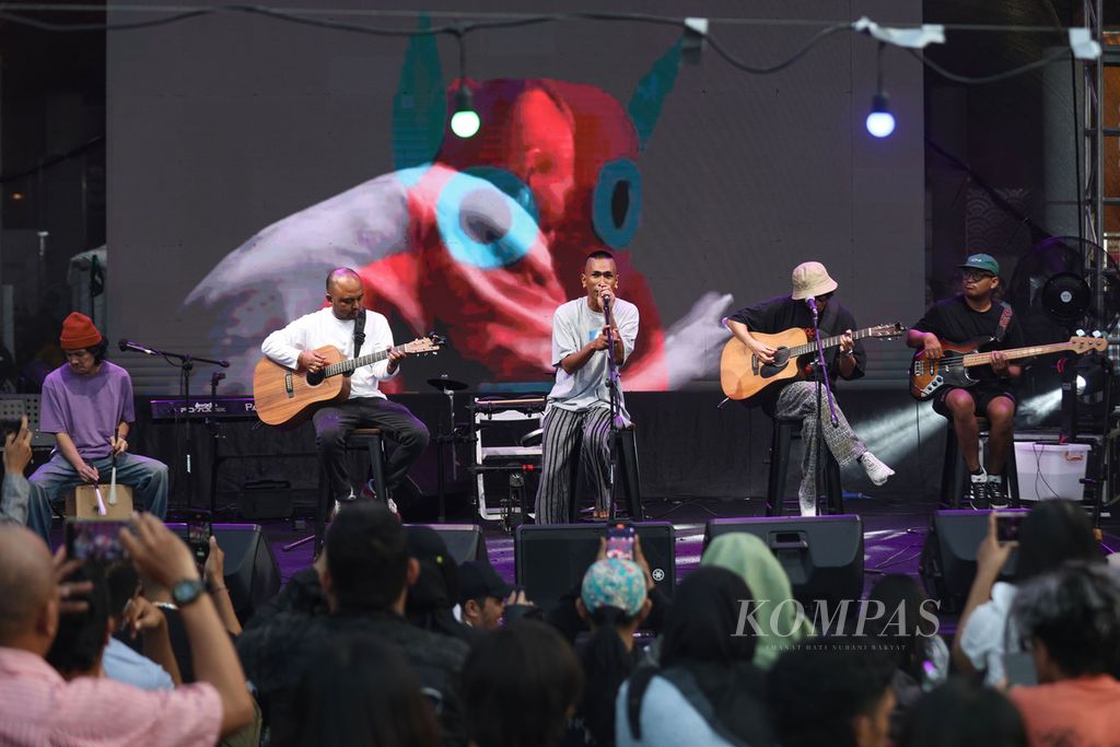 Penampilan band Fourtwnty memeriahkan acara Big Bang Festival 2023 di Jakarta International Expo Kemayoran, Jakarta, Kamis (28/12/2023). 