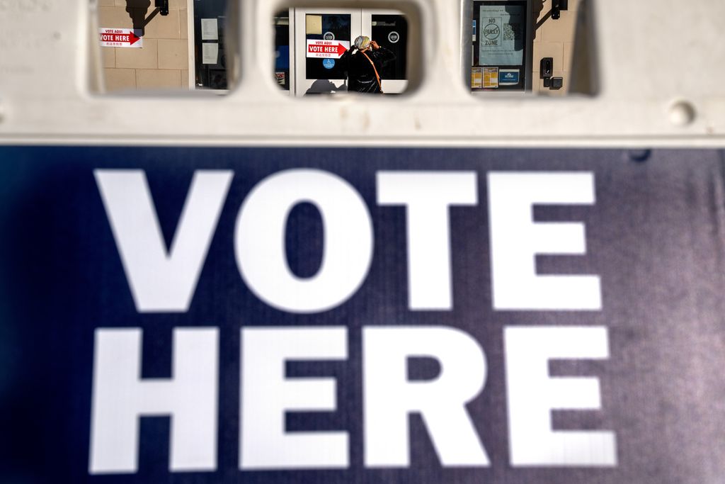 Seorang warga melintasi tempat pemungutan suara di Washington, Amerika Serikat, 8 November 2022. 