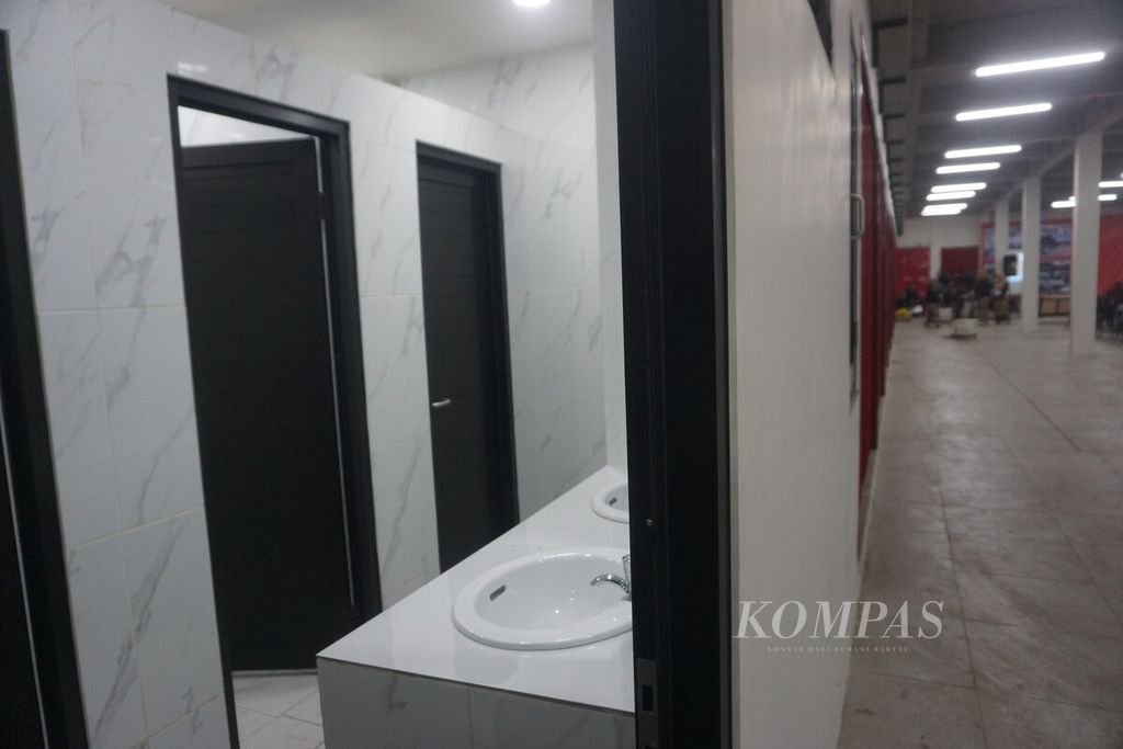Ruang toilet di Pasar Wage setelah direvitalisasi pada Kamis (18/4/2024) di Purwokerto, Banyumas, Jawa Tengah.