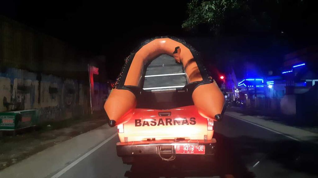 Sebuah perahu karet diangkut mobil Basarnas dari Banyumas, Jawa Tengah, untuk melaksanakan operasi pencarian korban tenggelam di pantai selatan, Sabtu (6/5/2023).