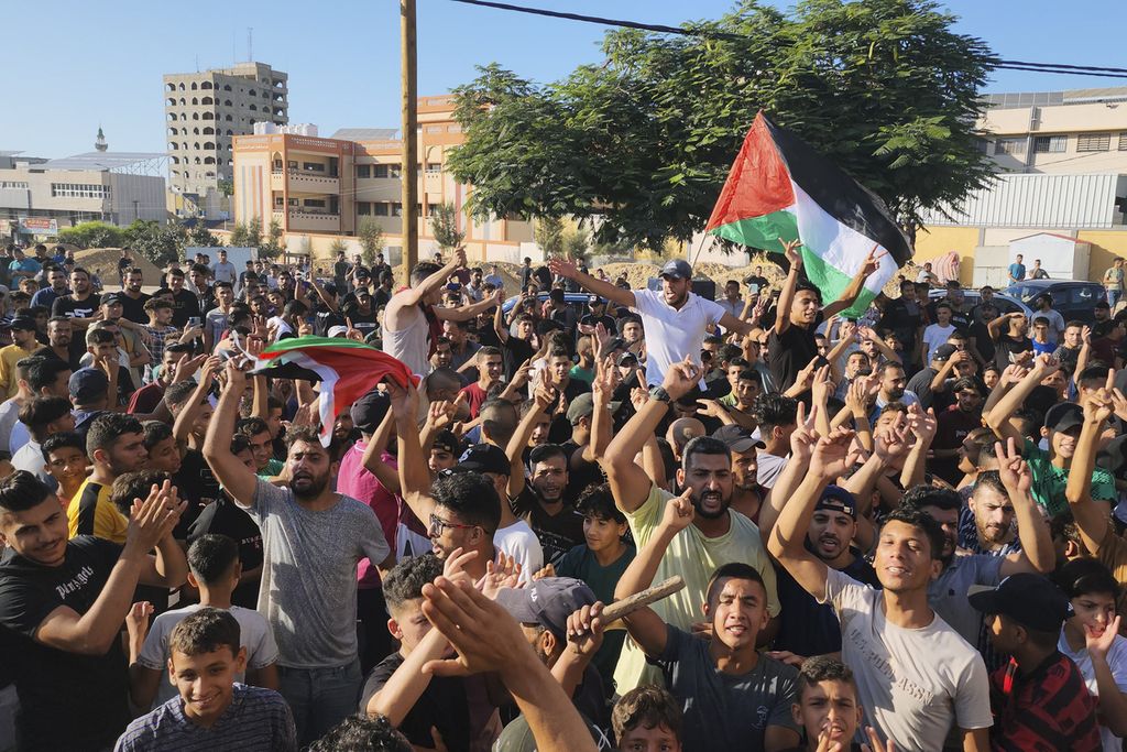 Warga Palestina berunjuk rasa memprotes pemadaman listrik yang kerap terjadi dan masalah kesulitan hidup dalam demonstrasi di sepanjang jalan Khan Younis, Jalur Gaza selatan, Minggu (30/7/2023). 