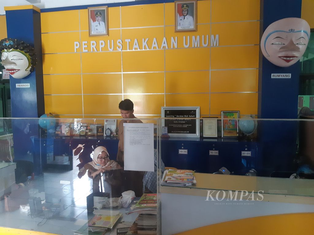 Petugas berjaga di bagian depan Perpustakaan 400 Kota Cirebon, Jawa Barat, Selasa (17/1/2023). 