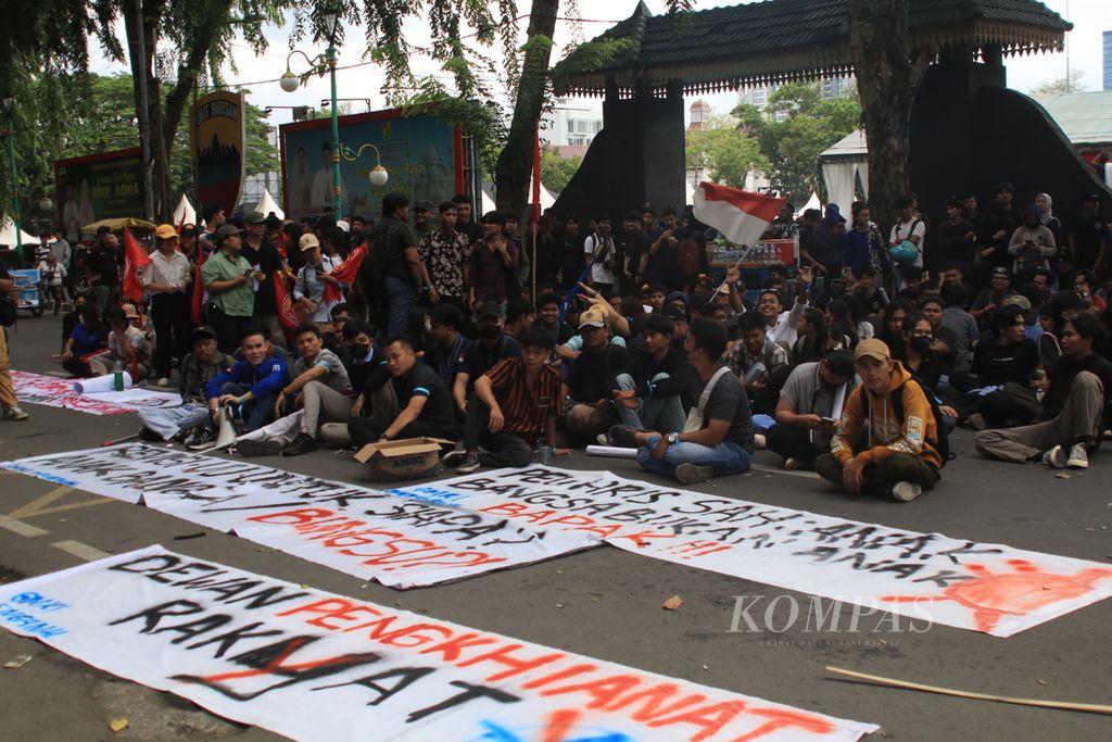 Unjuk rasa mahasiswa di depan Gedung DPRD Sumatera Utara, Medan, memanas, Jumat (23/8/2024). 