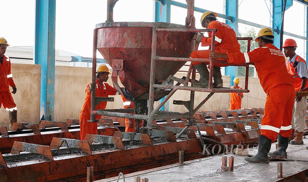 Para pekerja di pabrik beton Divisi Precast PT Waskita Karya Tbk di Sadang, Purwakarta,  membuat salah satu produk beton yang diperlukan untuk pembuatan jembatan, Rabu (14/5/2014).