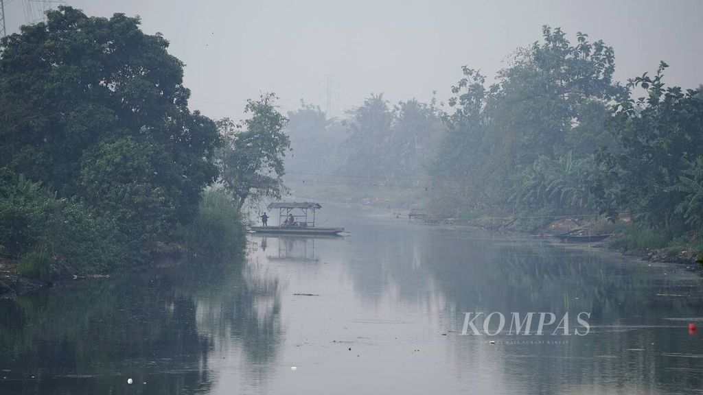Eretan perahu di Sungai Cikarang Bekasi Laut (CBL) di Babelan, Kabupaten Bekasi, Jawa Barat, Jumat (10/7/2020). 