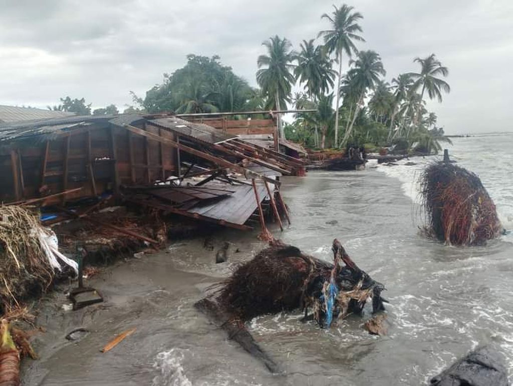 Rumah warga hancur usai dihantam gelombang tinggi di Dusun Pusaregat, Desa Sagulubbeg, Kecamatan Siberut Barat Daya, Kepulauan Mentawai, Sumatera Barat, Rabu (16/10/2024).