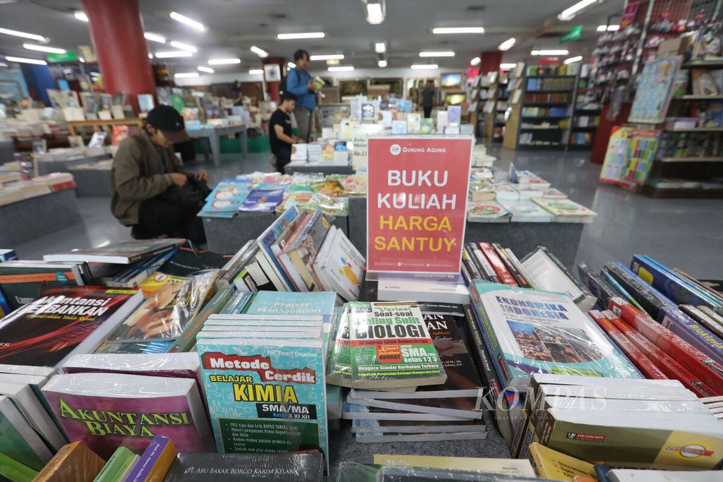<i>Display</i> produk di toko buku Gunung Agung di kawasan Kwitang, Jakarta Pusat, Senin (22/5/2023). 