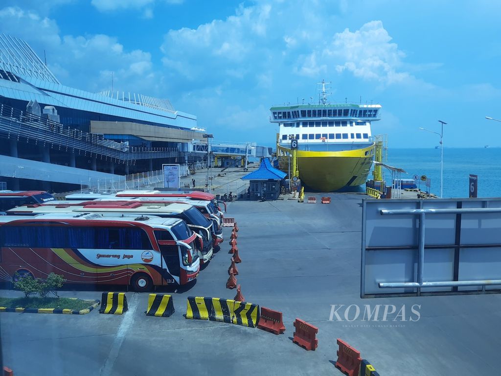 Bus-bus mengantre memasuki kapal feri di Pelabuhan Merak, Banten, Sabtu (13/4/2024). Memasuki arus balik hari kedua, pelabuhan tujuan pemudik dari Sumatera masih terpantau lengang. KOMPAS/YOSEPHA DEBRINA R PUSPARISA 13/4/2024