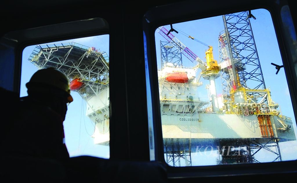 <i>Rig </i>KE 38 di utara lepas pantai Kabupaten Bangkalan, Jawa Timur, Senin (9/8). PT Pertamina Hulu Energi West Madura Offshore akan mengebor lima sumur baru mulai Agustus sampai akhir 2011 dengan target produksi minyak mencapai 20.000 barel minyak per hari dan 30.000 barel minyak per hari pada 2012. 