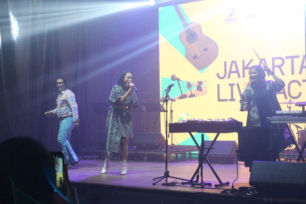 Konser musik oleh produser Kezia Caroline dan Maria dalam acara pembukaan Jakarta Live Act yang diadakan oleh Dinas Pariwisata dan Ekonomi Kreatif (Disparekraf) di M Bloc Space yang terletak di kawasan Blok M, Kebayoran Baru, Jakarta Selatan, Sabtu (19/11/2022).