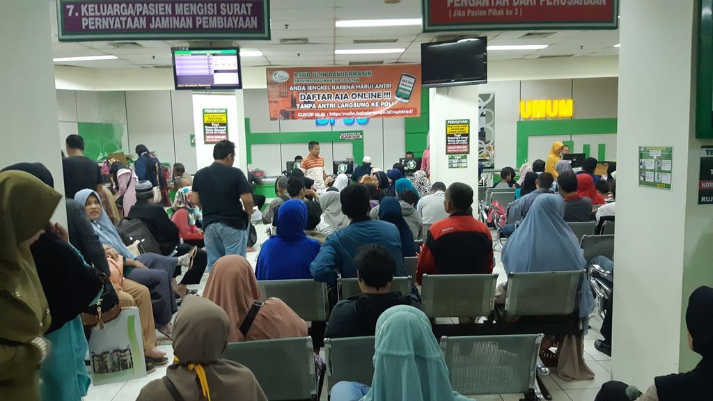 Warga mengantre berobat di RSUD Ulin, Banjarmasin, Kamis (7/2/2019). Sampai pertengahan Oktober, klaim RSUD Ulin untuk Juni-Agustus 2019 sebesar Rp 82 miliar belum juga dibayar oleh BPJS Kesehatan.