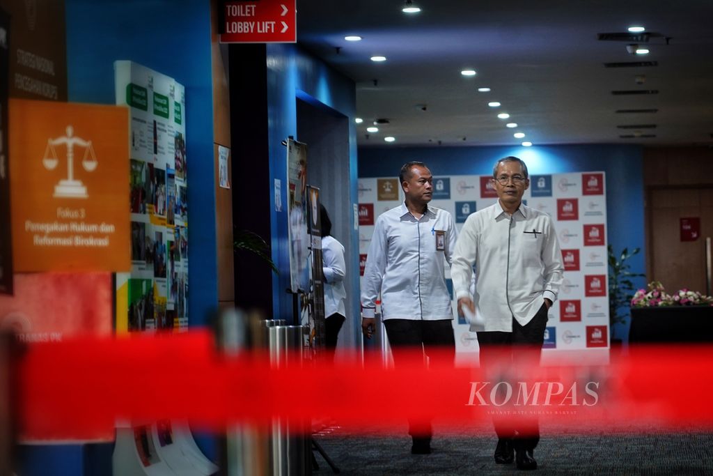 Wakil Ketua Komisi Pemberantasan Korupsi (KPK) Alexander Marwata berjalan keluar seusai memenuhi panggilan Dewan Pengawas KPK di Gedung C1 KPK, Jakarta, Senin (30/10/2023). 