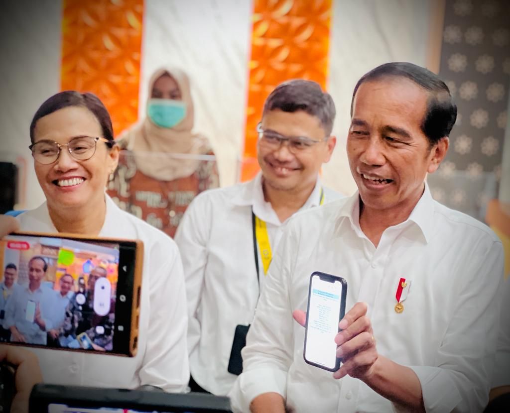 Presiden Joko Widodo saat mengunjungi Kantor Pelayanan Pajak (KPP) Pratama Surakarta, Kota Surakarta, Provinsi Jawa Tengah, Kamis (9/3/2023). Kunjungan tersebut untuk mengecek langsung kegiatan penyampaian surat pemberitahuan tahunan (SPT) tahun 2022 oleh masyarakat. 