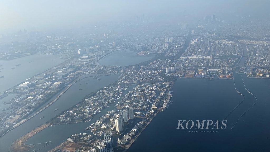 Polusi udara menyelimuti langit Jakarta, Jumat (18/8/2023). Dari pemberitaan <i>Kompas</i>, sejak Maret 2023 hingga Agustus ini, platform informasi mutu udara milik perusahaan Swiss, IQAir, beberapa kali menempatkan mutu udara harian Jakarta dalam kategori tak sehat. 