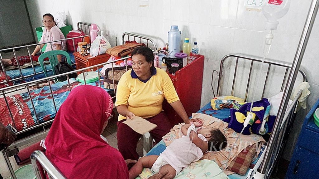 Seorang bayi dirawat karena DBD di ruang perawatan Rumah Sakit Dinas Kesehatan Tentara (DKT), Bandar Lampung, Provinsi Lampung, Kamis (12/3/2020). Pemerintah Kabupaten Lampung Tengah, Jumat (13/3/2020), menetapkan status kejadian luar biasa begitu lima pasien DBD meninggal pada 2020.