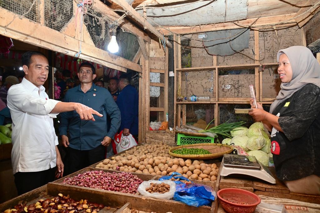 Presiden Joko Widodo meninjau harga bahan pangan di Pasar Citeko, Kabupaten Purwakarta, Jawa Barat, Kamis (9/11/2023). Menurut Presiden, sejumlah harga komoditas pangan seperti cabai mengalami kenaikan yang tinggi di pasaran.