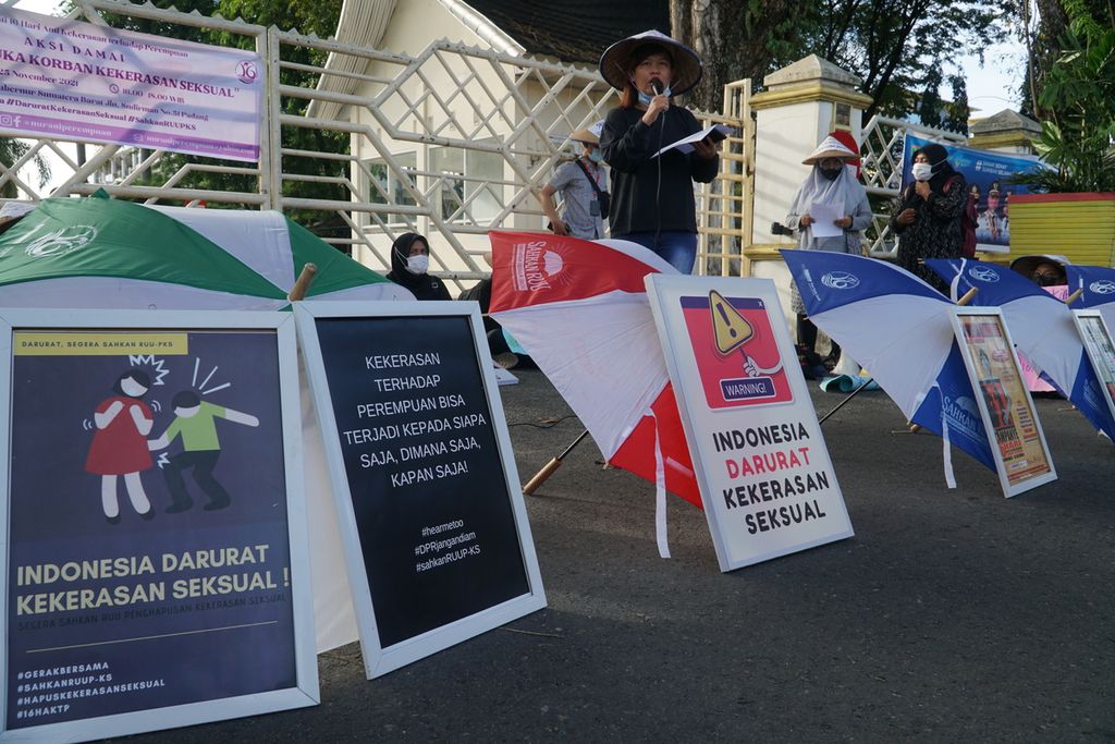 Anggota Jaringan Peduli Perempuan Sumatera Barat berorasi dalam aksi damai antikekerasan seksual terhadap perempuan dan anak di Jalan Jenderal Sudirman, di depan Kantor Gubernur Sumatera, Padang, Sumatera Barat, Kamis (25/11/2021). 